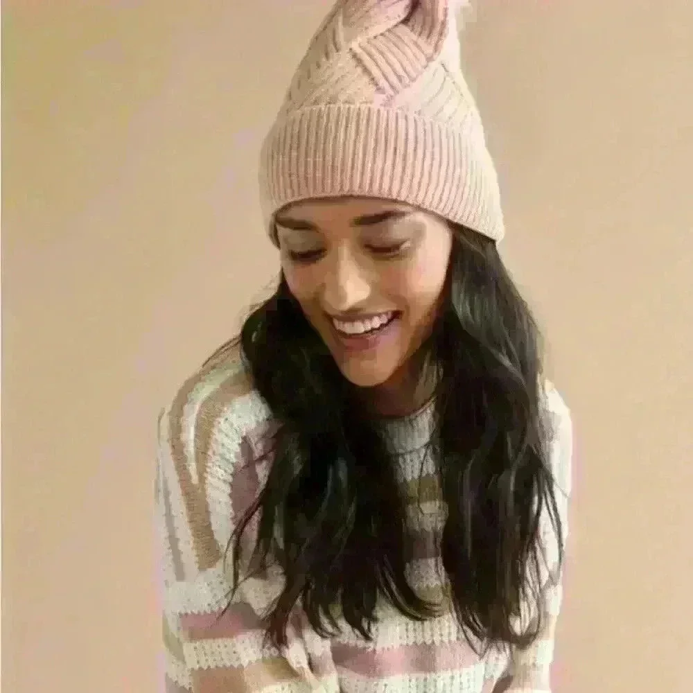 NWOT Ellie’s Boutique Fashion warm knitted hat with faux fur pom pom ❤️